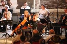 Koncert „Veče sa Dankom“ održan na terasi Doma Vojske Srbije